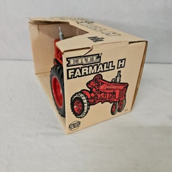 1986 Farmall H Collectible Tractor, 1/16, NIB - Picture 4 of 5